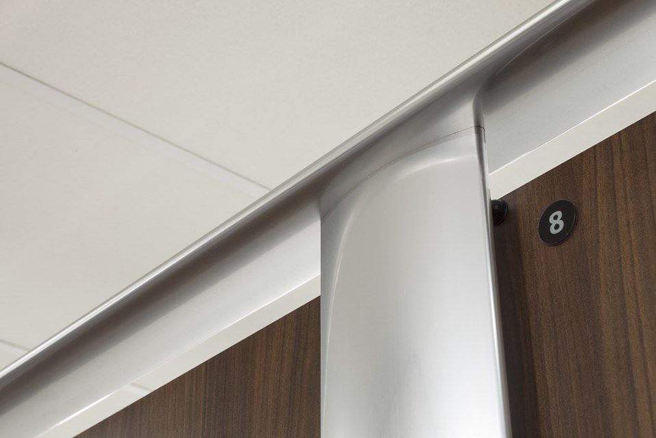 venesta-washrooms-toilet-cubicles-equinox-headrail-london-eye