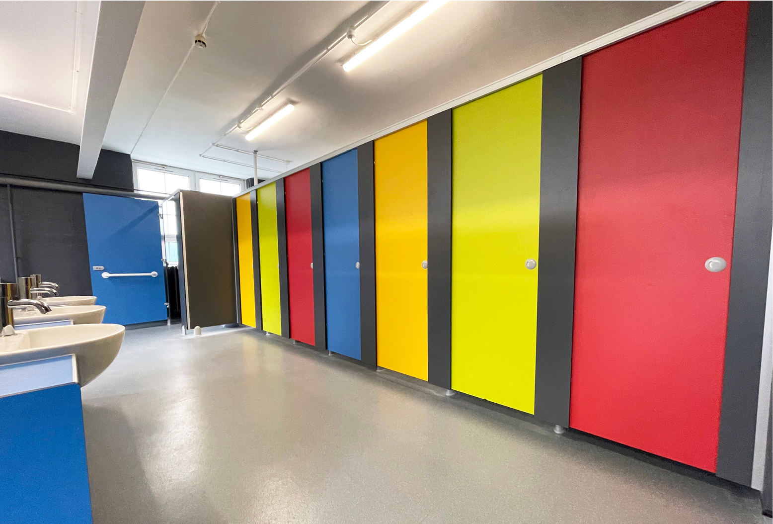 venesta-washrooms-toilet-cubicles-ips-wimbledon-chase-primary-school-4