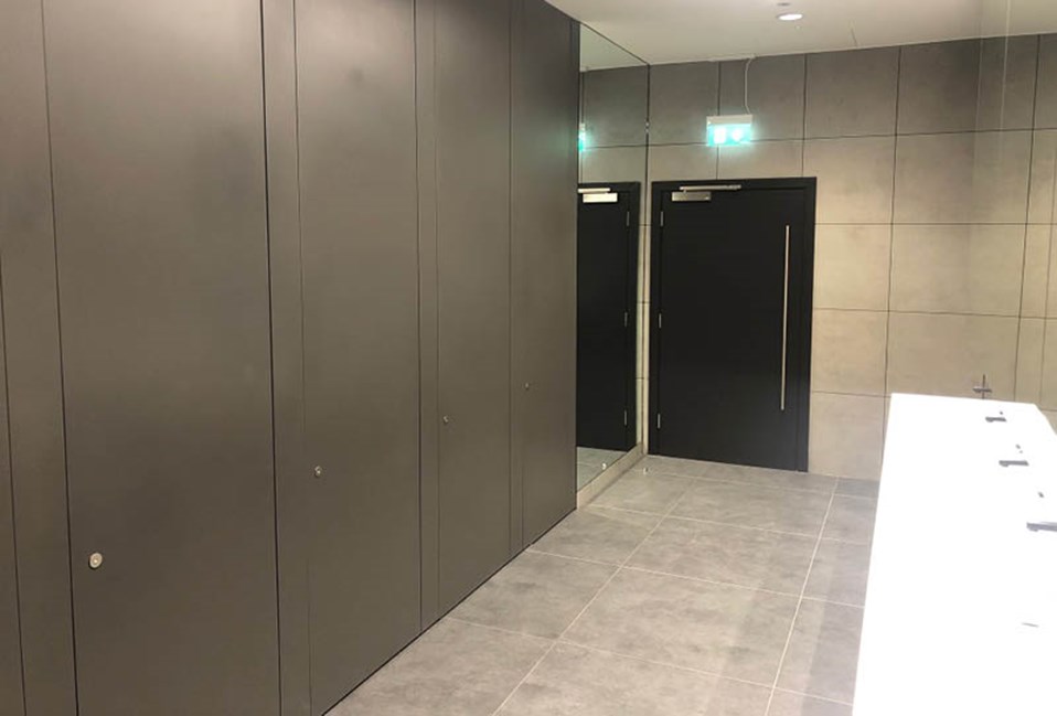 venesta-washrooms-case-study-termini-arkle-road-dublin-toilet-cubicles-panelling-lockers-benches8