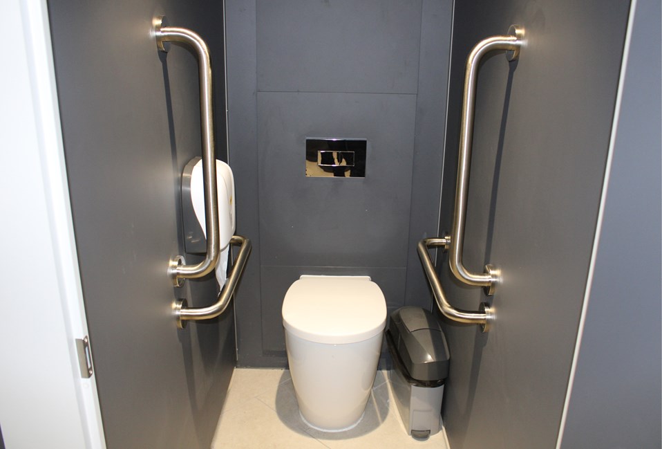 venesta-washrooms-case-study-shakespeare-north-playhouse-unity-full-height-rapiduct1