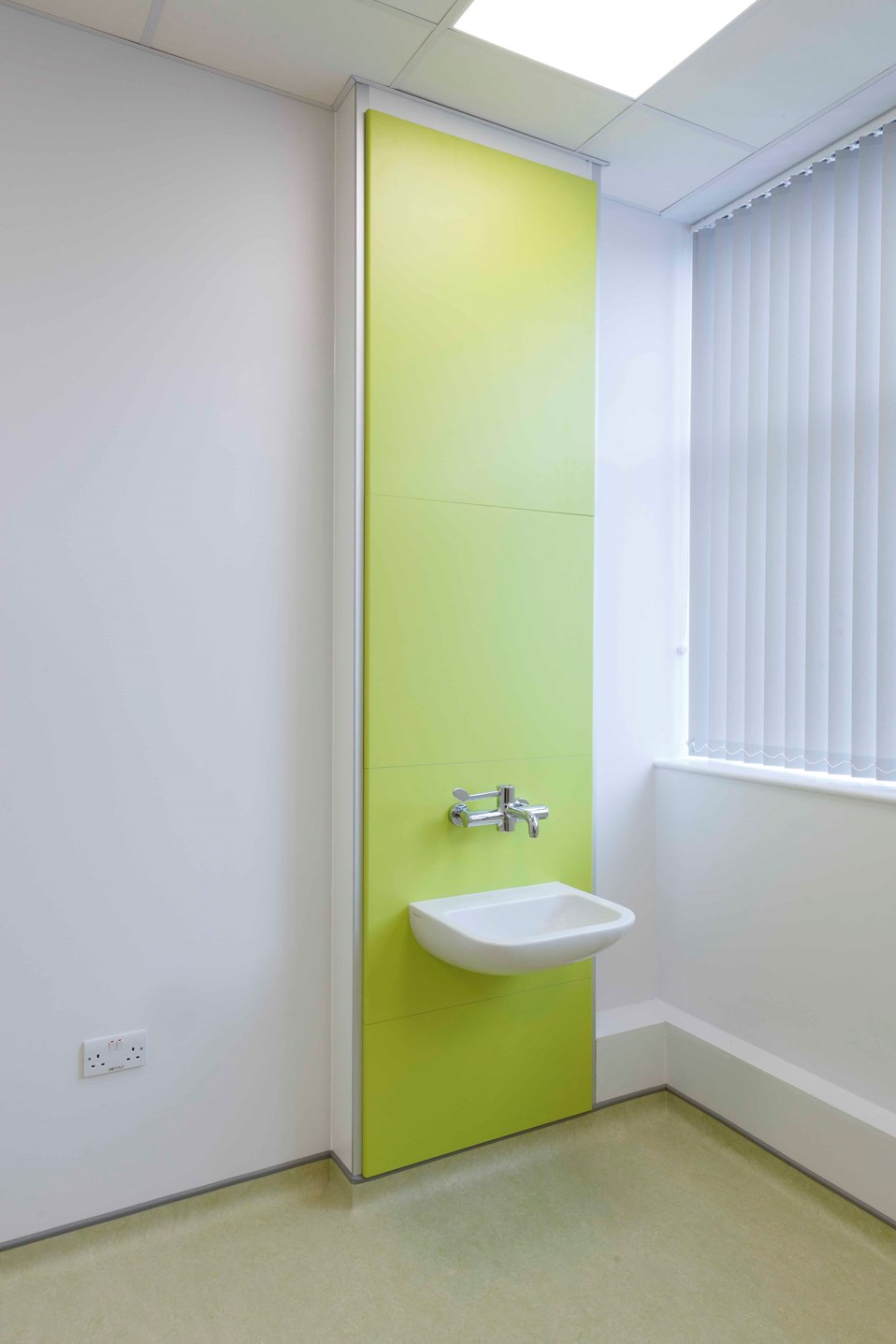 venesta-washrooms-healthcare-hospital-washroom-ips-panelling-vepps-boxed-out-the-strand-medical-centre1