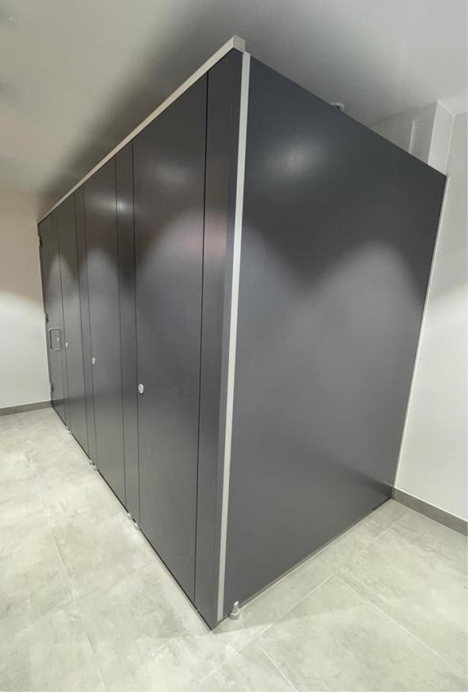 venesta-washrooms-case-study-malvern-house-toilet-cubicles-unity-colourcoat4