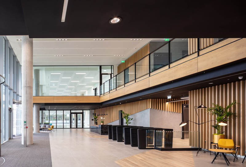 venesta-washrooms-case-study-termini-arkle-road-dublin-toilet-cubicles-panelling-lockers-benches2