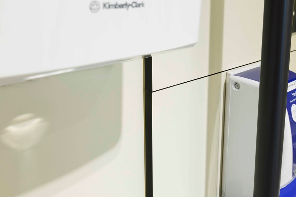 venesta-washrooms-vepps-healthcare-ips-panelling-wall-panel-alignment-queen-elizabeth-hospital2