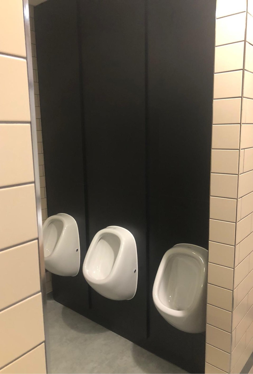 venesta-washrooms-case-study-microsoft-campus-reading-office-toilet-cubicles-award6