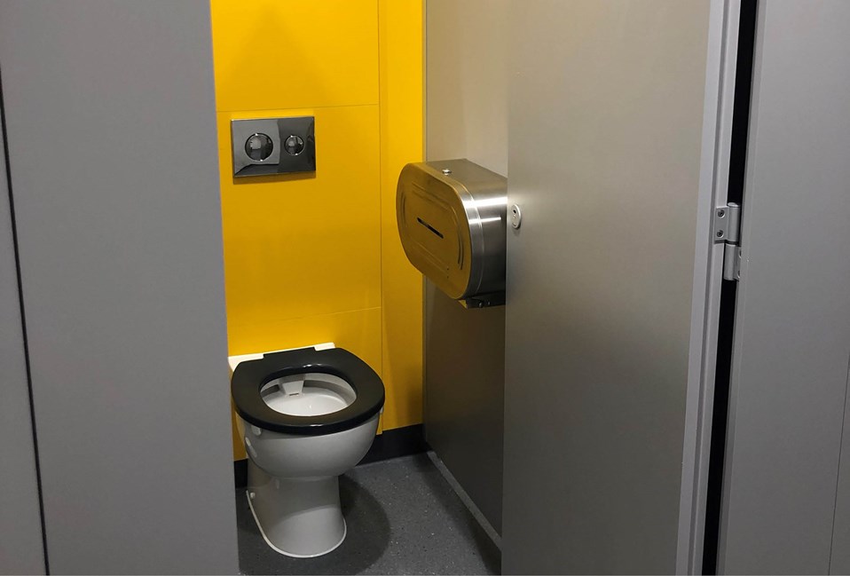 venesta-washrooms-case-study-oaklands-college-toilet-cubicles-unity-vepps-ips2