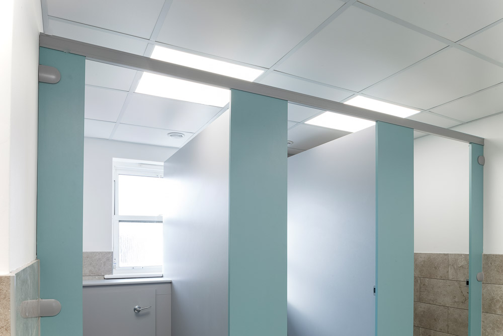 venesta-washrooms-toilet-cubicles-award-vepps-ips-preplumbed-washroom-panelling-wc-royal-grammar-school3
