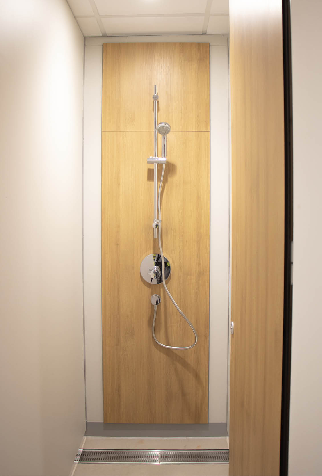 venesta-washrooms-case-study-mid-kent-golf-club-mirror-box-units-unity-cubicles9